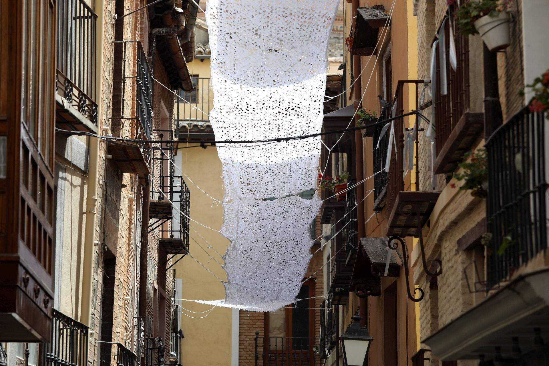 La calle Martín Gamero ya tiene su toldo