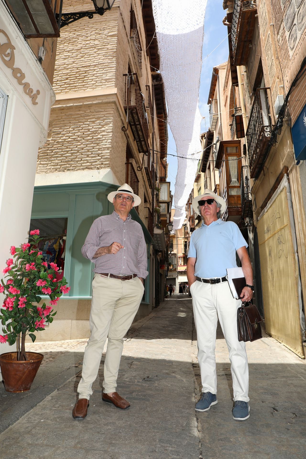 La calle Martín Gamero ya tiene su toldo