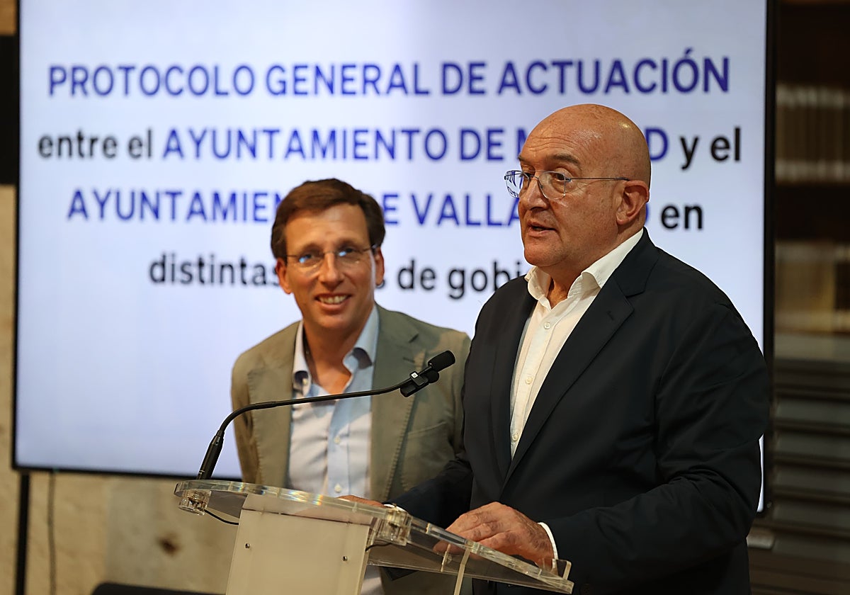 Los alcaldes de Madrid, José Luis Martínez-Almeida y Jesús Julio Carnero, respectivamente en la firma del protocolo de colaboración