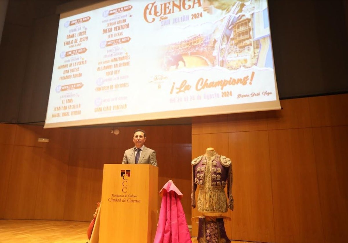 El empresario Maximino Pérez durante la gala de presentación de los carteles de la próxima Feria de San Julián de Cuenca