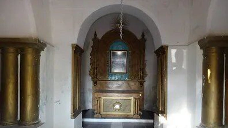 Interior de la ermita de la Virgen de la Cuesta, donde se pueden ver las columnas y pilastras doradas