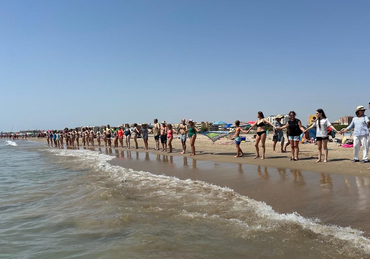 Imagen de la cadena humana realizada este sábado en la playa de Sagunto (Valencia)