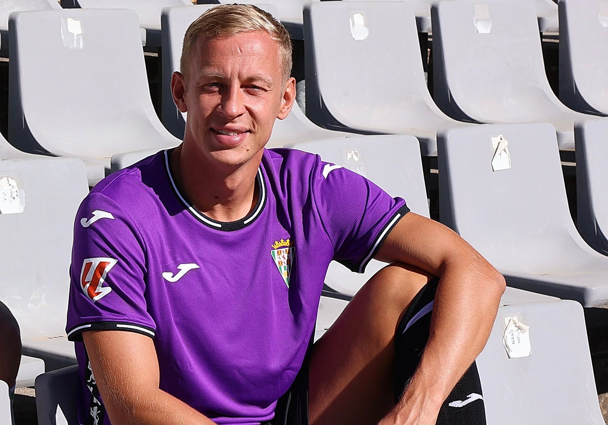 Obolskii posa con la elástica morada del Córdoba para esta temporada