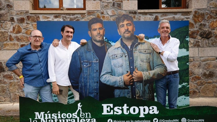 El consejero de Medio Ambiente, Juan Carlos Suárez-Quiñones, entre otros en el 'photocall' de Estopa