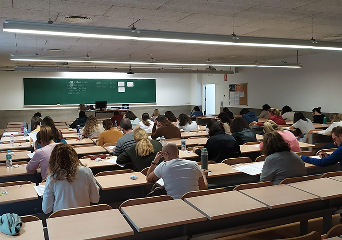 Imagen de opositores a plazas de empleo público durante una prueba