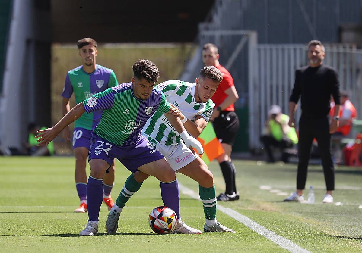 Isma Ruiz forcejea ante un rival del Málaga en el partido de la pasada temporada