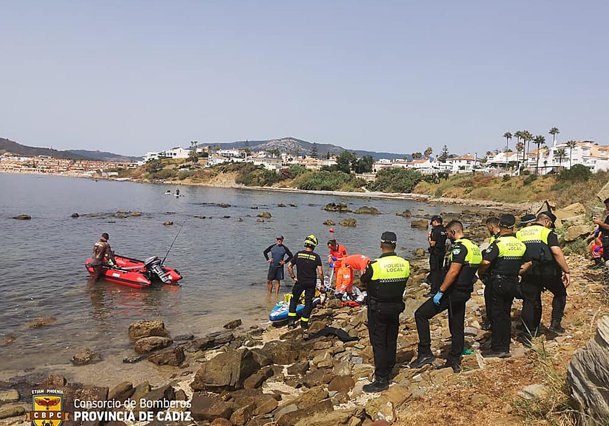 Sanitarios, bomberos y policías locales, en el lugar del rescate