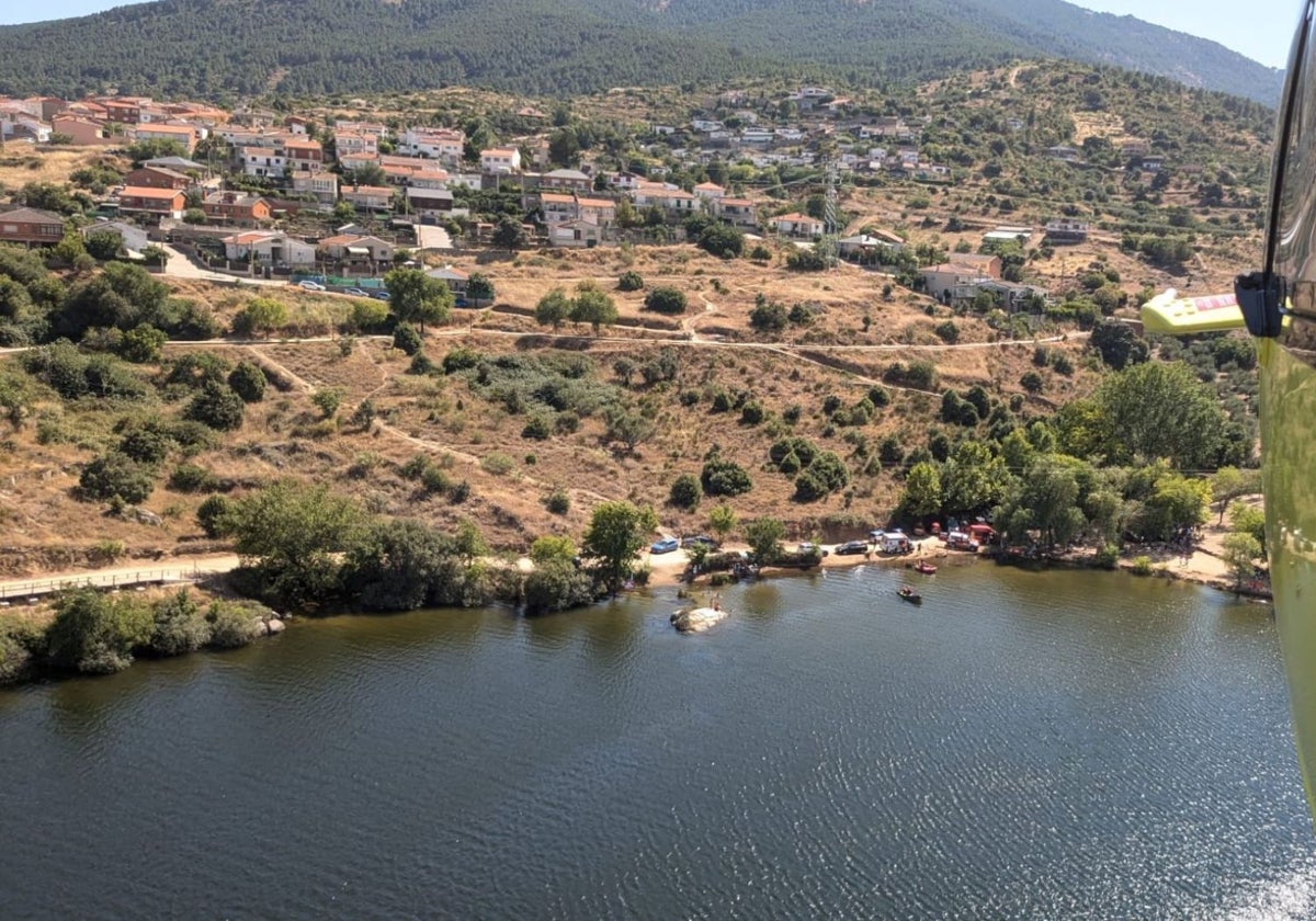 Helicóptero del Grupo de Rescate y Salvamento realiza batidas aéreas en busca del joven desaparecido