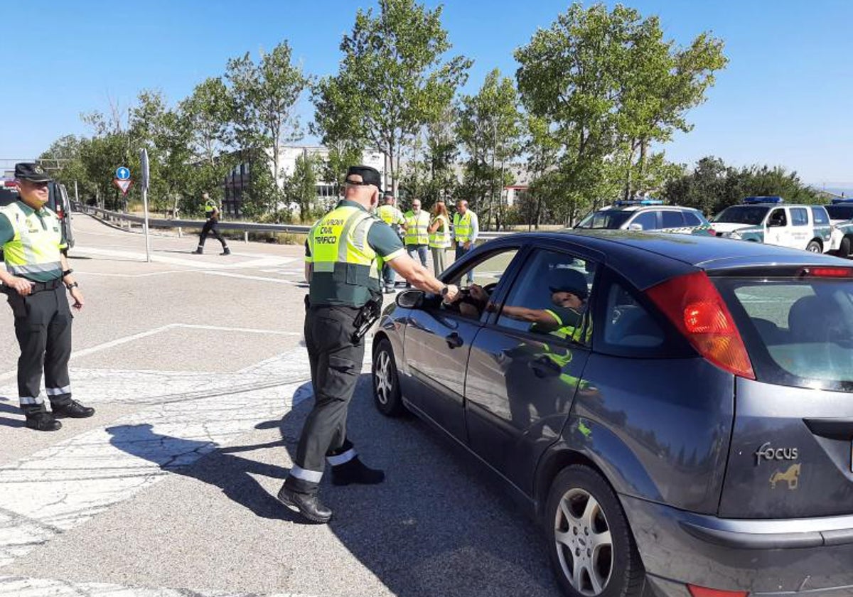 Un control de alcoholemia de la Guardia Civil de Tráfico