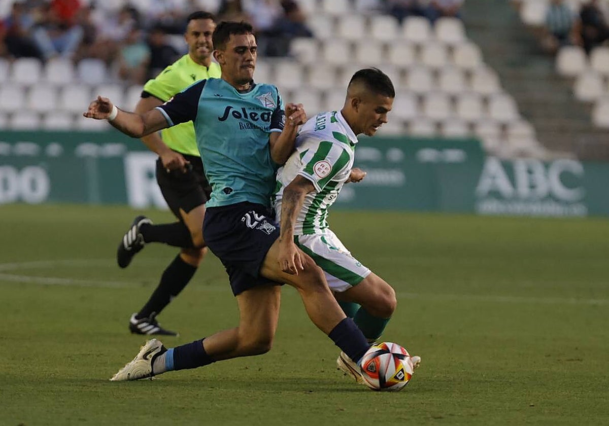 Kuki Zalazar protege el balón ante un rival del Atlético Sanluqueño