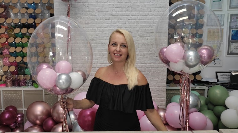 Anna Kostyuk, en su tienda de decoración con globos