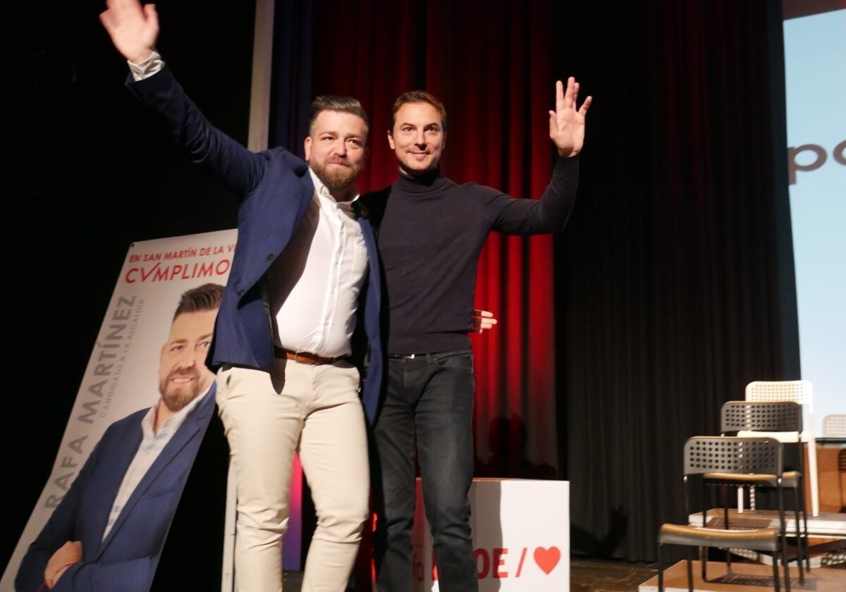 El secretario general del PSOE de Madrid, Juan Lobato (dcha.), junto al alcalde de San Martín de la Vega, Rafael Martínez, durante la presentación de su candidatura para el 28M