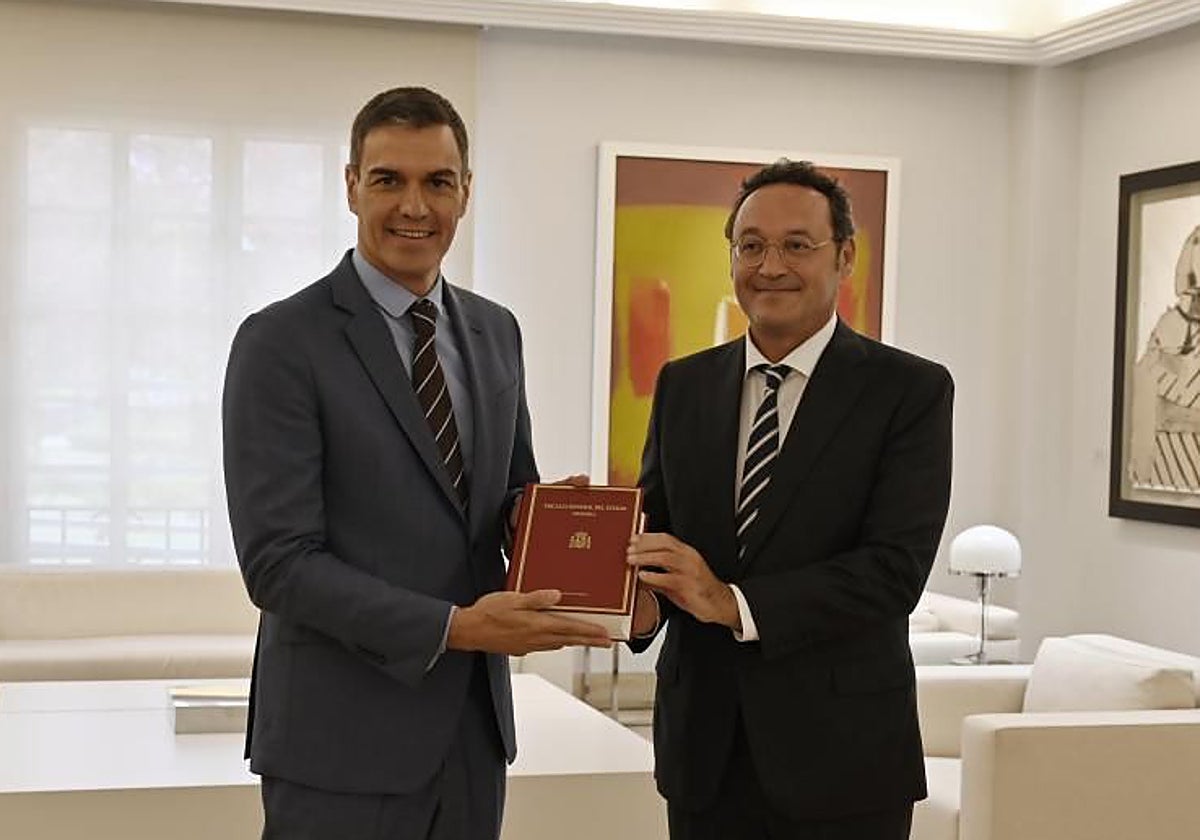 Pedro Sánchez con Álvaro García Ortiz en el Palacio de la Moncloa