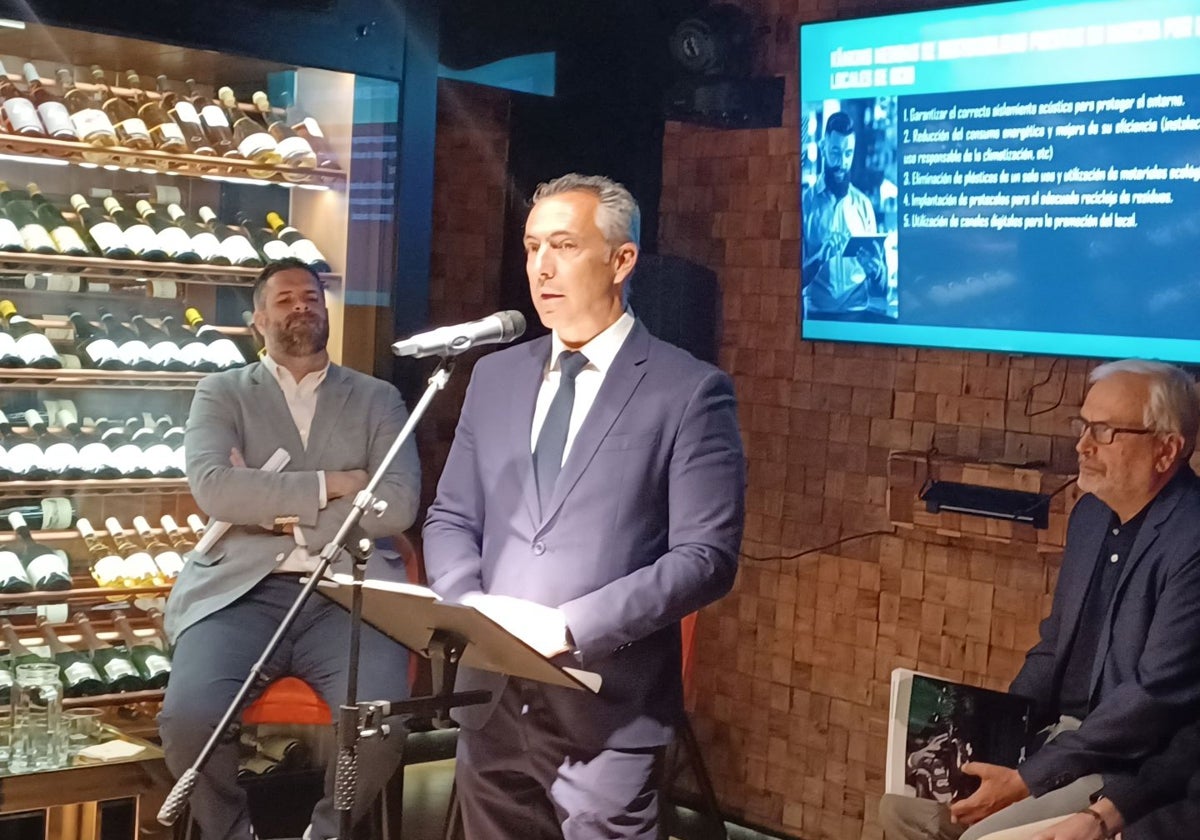 El consejero de Medio Ambiente, Carlos Novillo, presentando la Guía de buenas prácticas junto a los empresarios del ocio nocturno