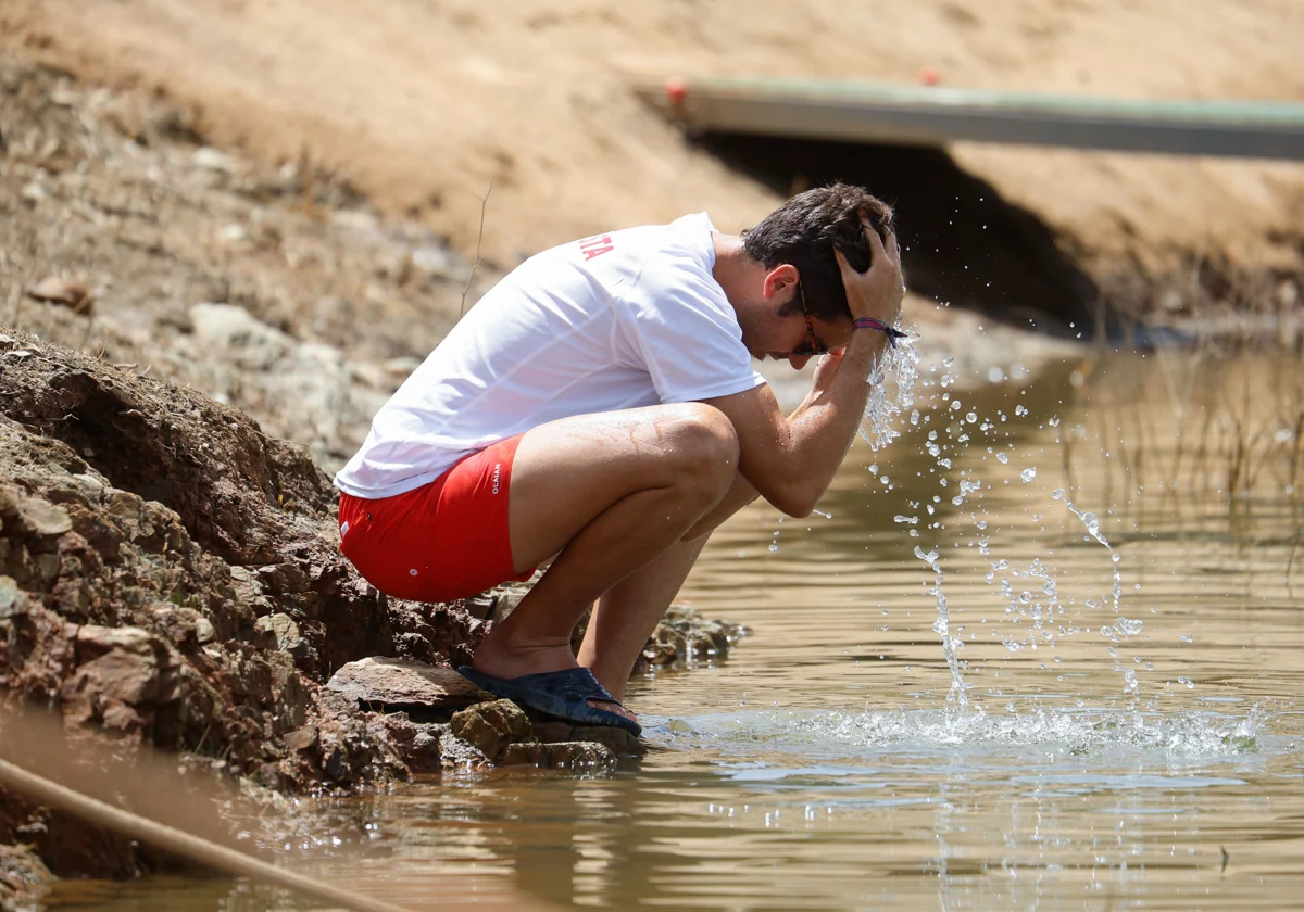 Un hombre se refresca en el embalse de La Breña II en Almodóvar del Río