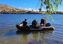 Encuentran el cuerpo sin vida del joven que no sabía nadar y se hundió tras perder sus flotadores en el embalse del Burguillo