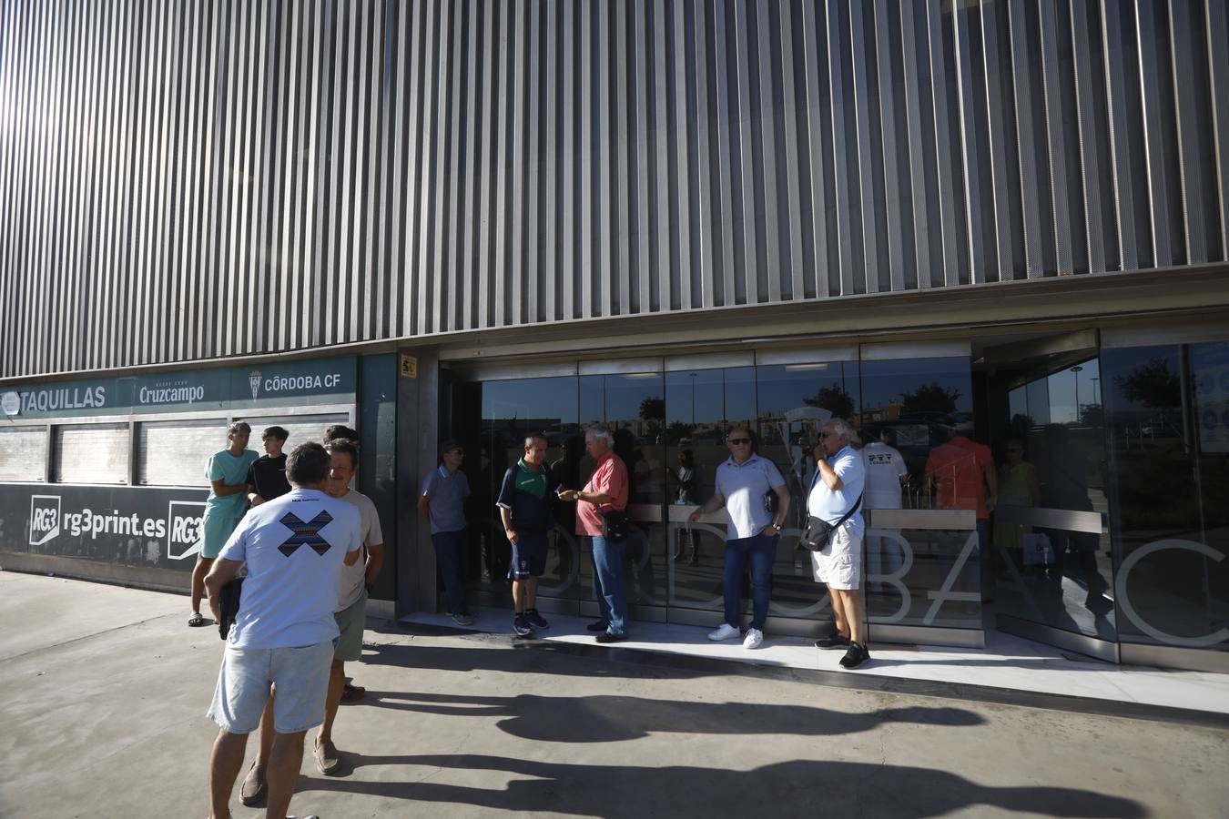 Las primeras y largas colas para renovar el abono del Córdoba CF, en imágenes