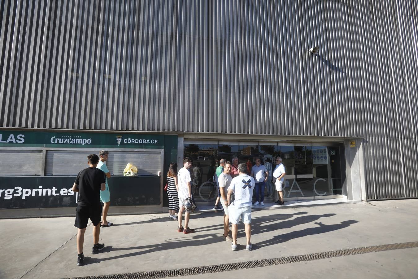 Las primeras y largas colas para renovar el abono del Córdoba CF, en imágenes