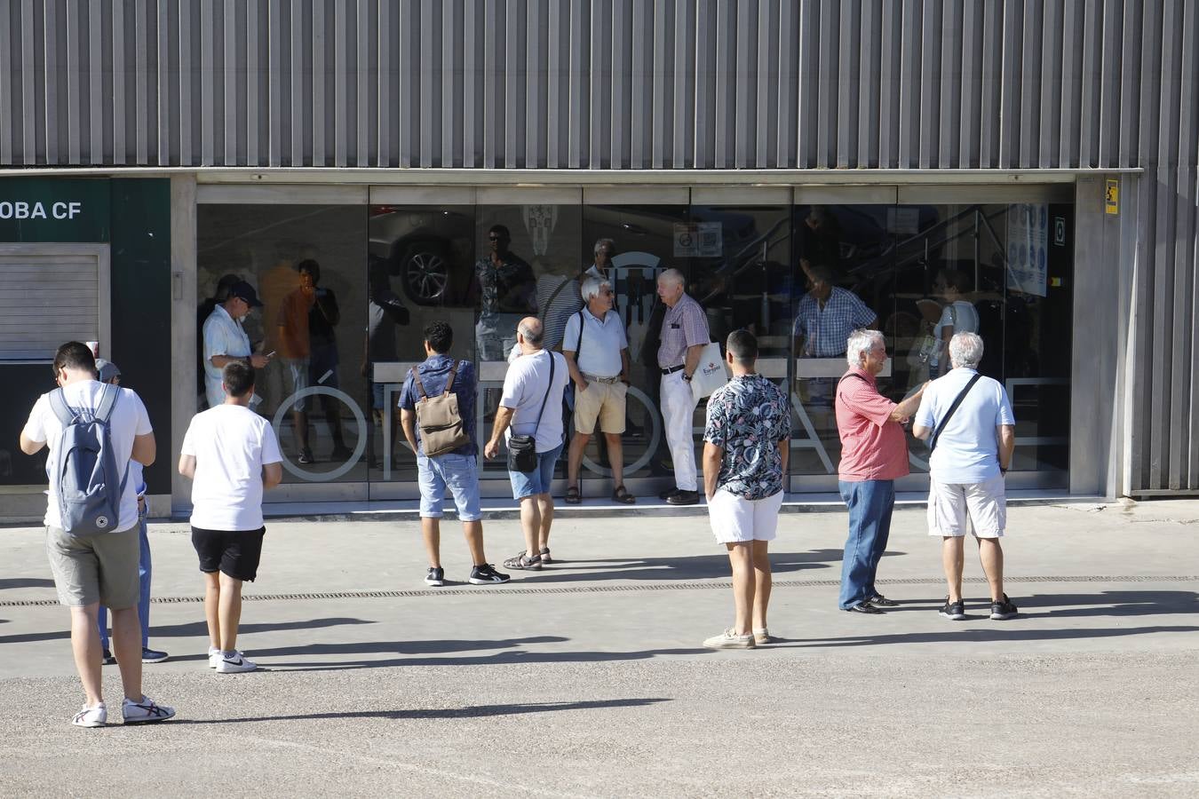 Las primeras y largas colas para renovar el abono del Córdoba CF, en imágenes