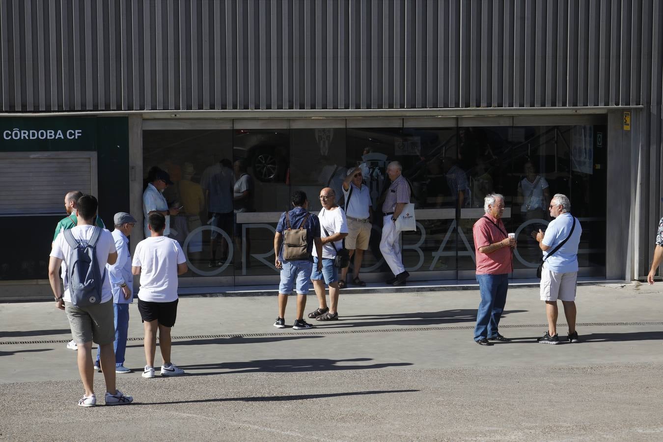 Las primeras y largas colas para renovar el abono del Córdoba CF, en imágenes