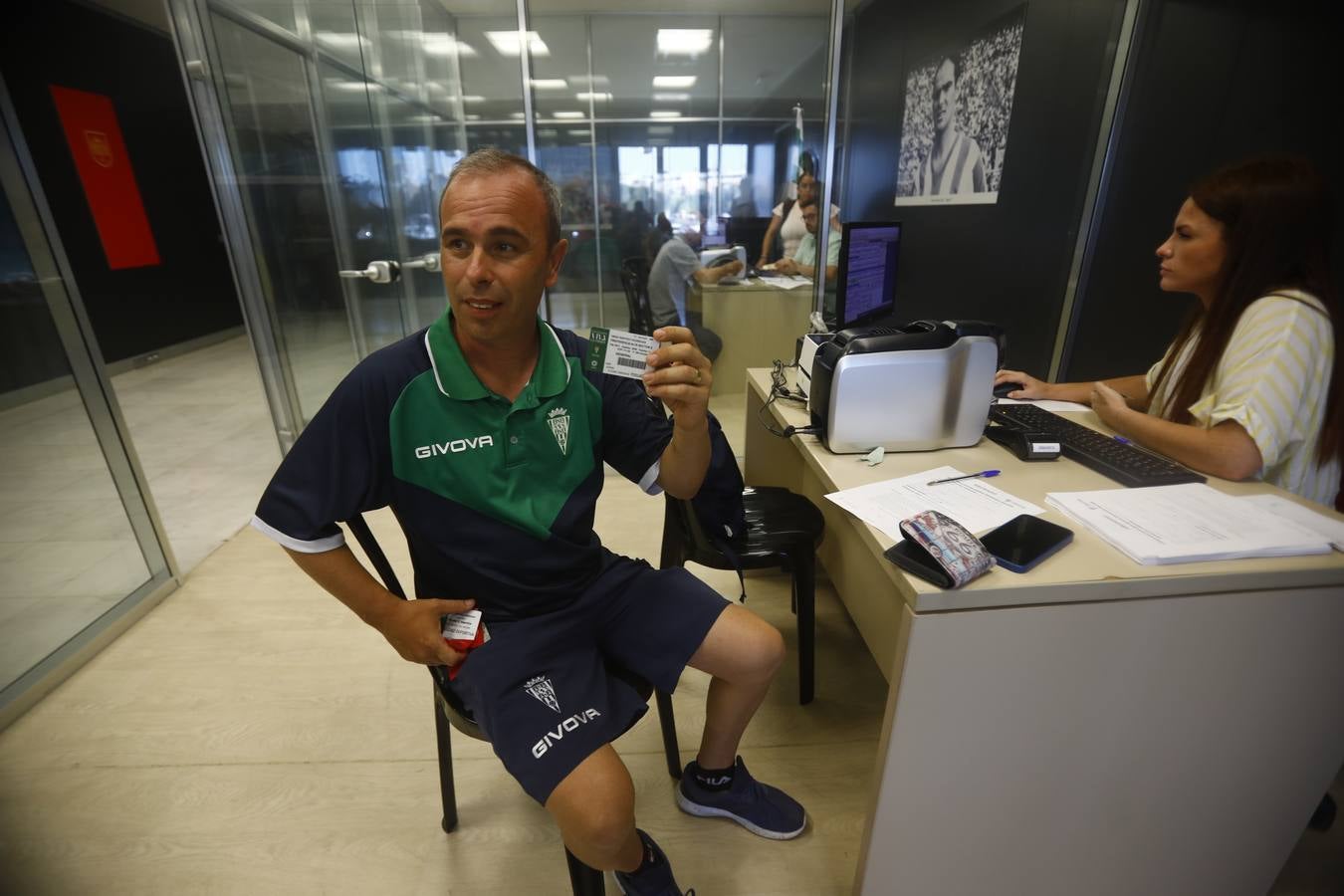 Las primeras y largas colas para renovar el abono del Córdoba CF, en imágenes