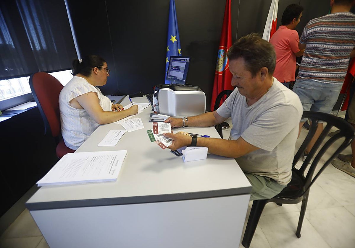 Un cordobesista renueva su abono para la próxima temporada en El Arcángel