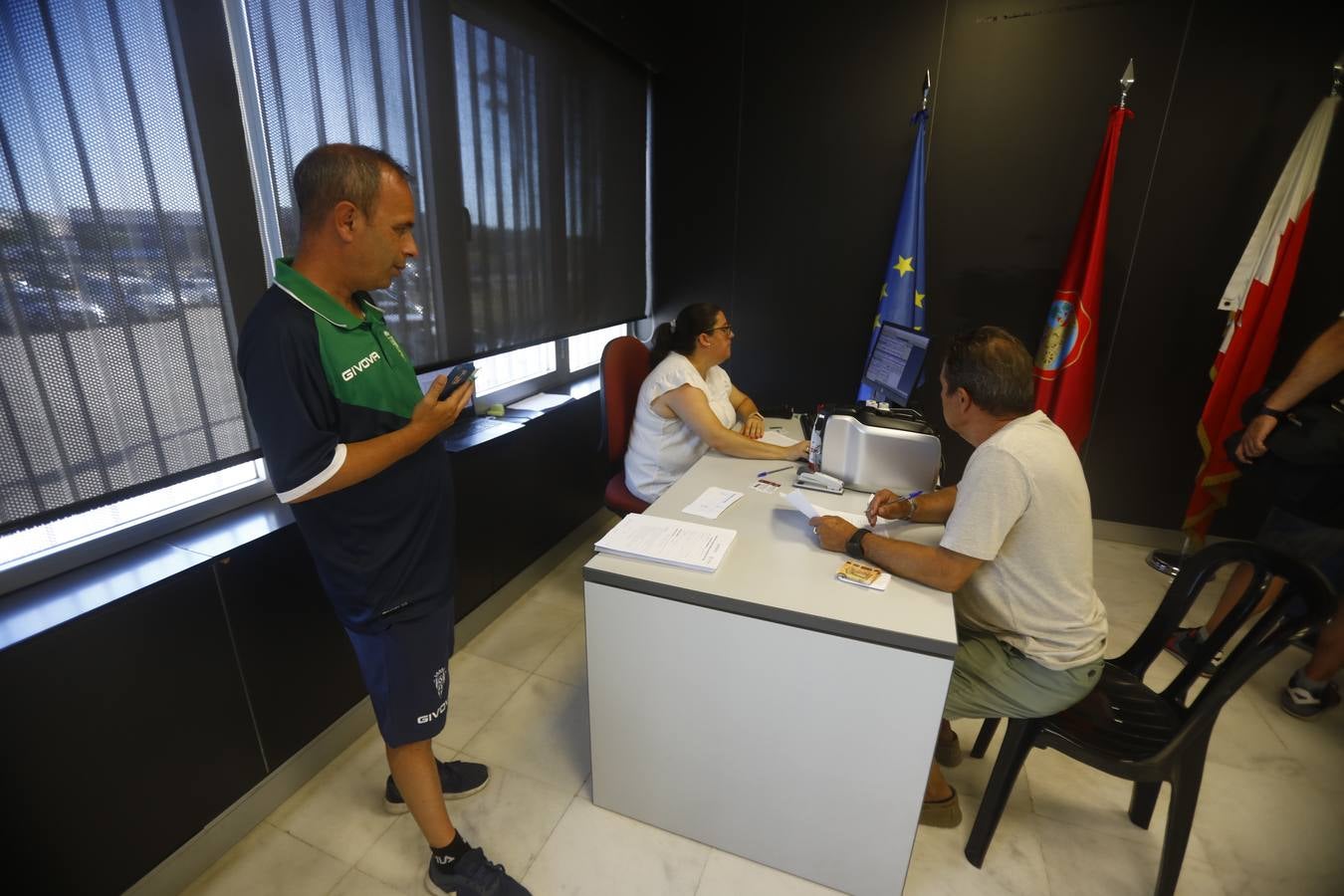 Las primeras y largas colas para renovar el abono del Córdoba CF, en imágenes