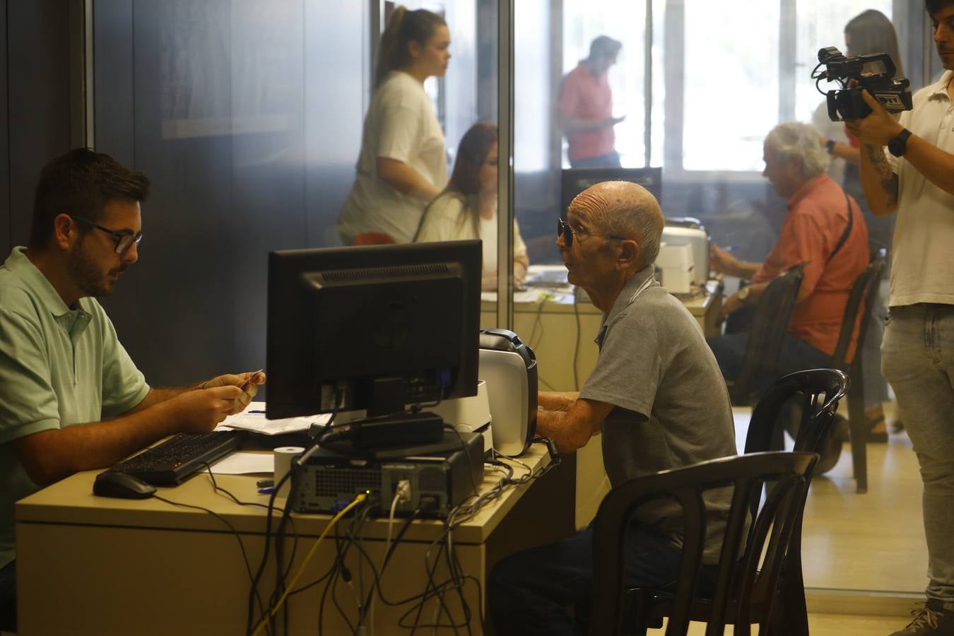 Las primeras y largas colas para renovar el abono del Córdoba CF, en imágenes