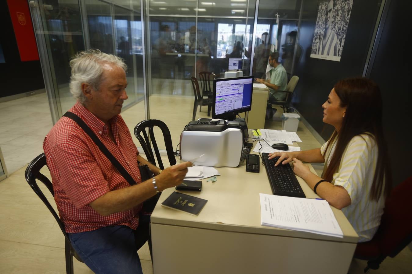 Las primeras y largas colas para renovar el abono del Córdoba CF, en imágenes