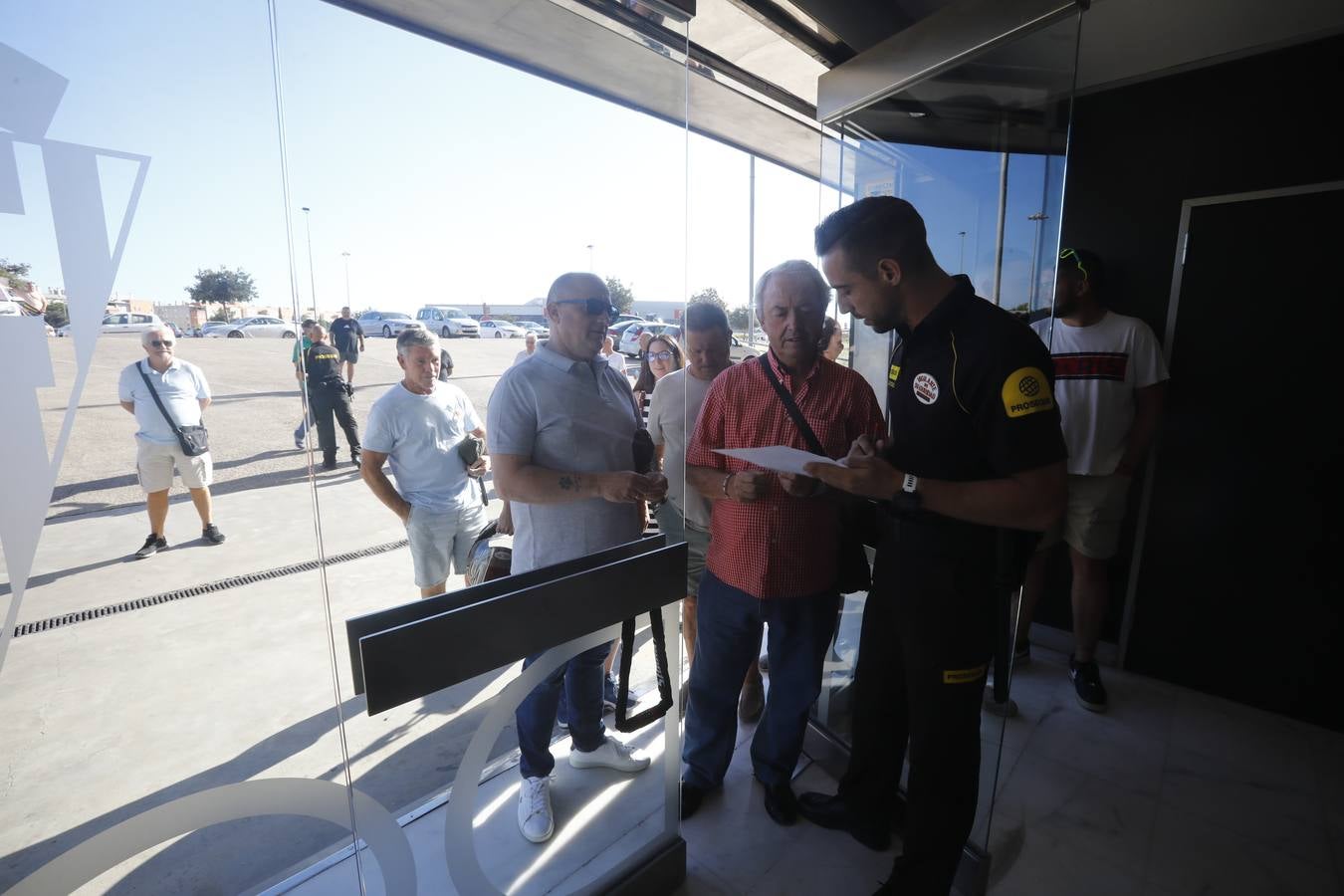 Las primeras y largas colas para renovar el abono del Córdoba CF, en imágenes