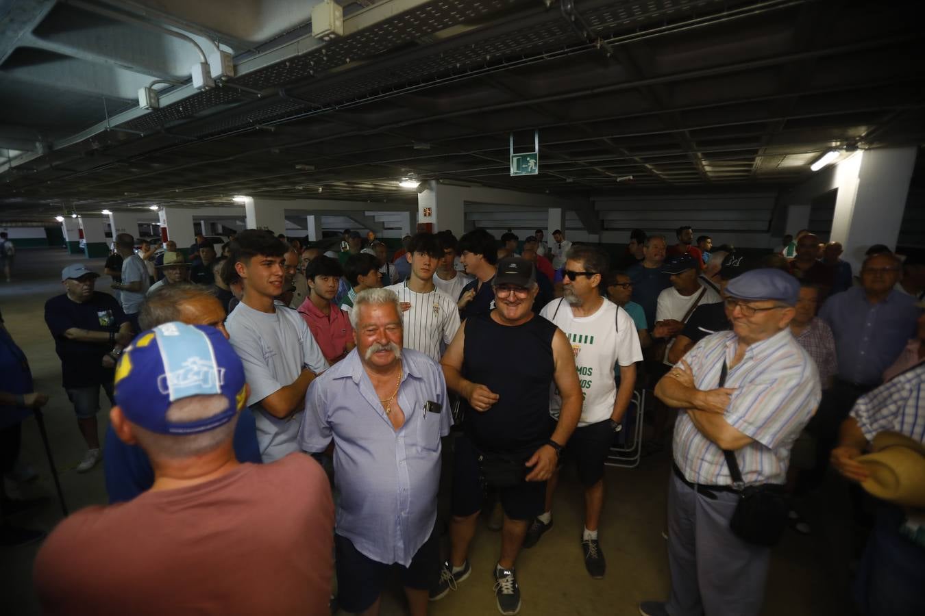 Las primeras y largas colas para renovar el abono del Córdoba CF, en imágenes