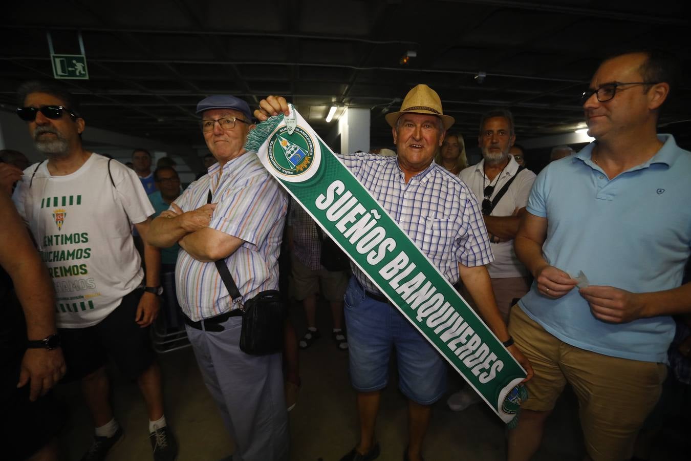 Las primeras y largas colas para renovar el abono del Córdoba CF, en imágenes
