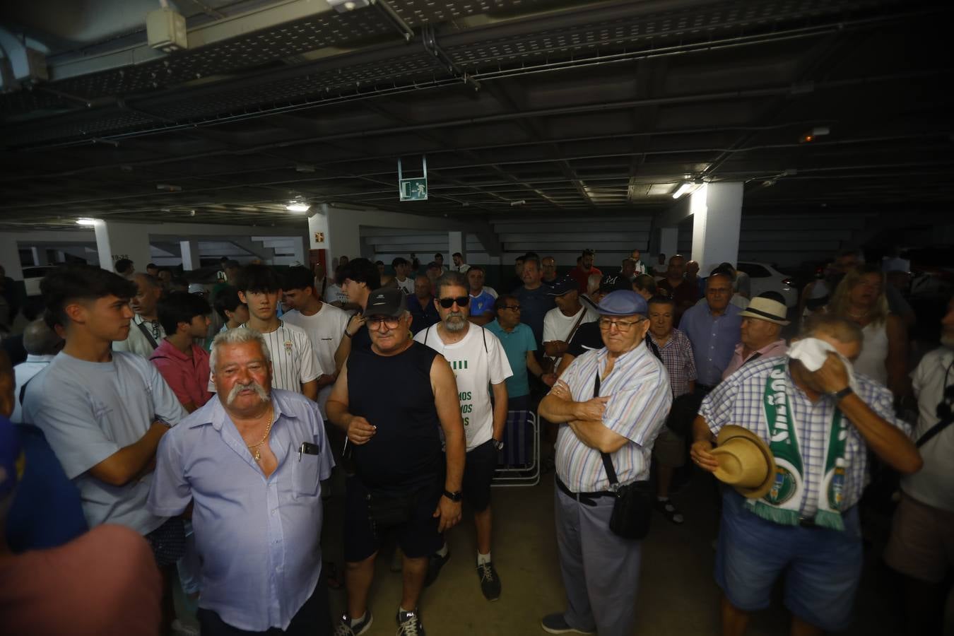 Las primeras y largas colas para renovar el abono del Córdoba CF, en imágenes