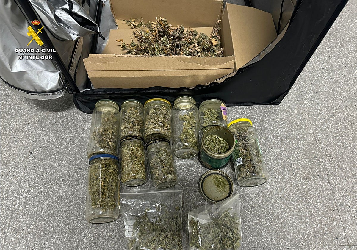 Imagen de parte de la droga intervenida por la Guardia Civil