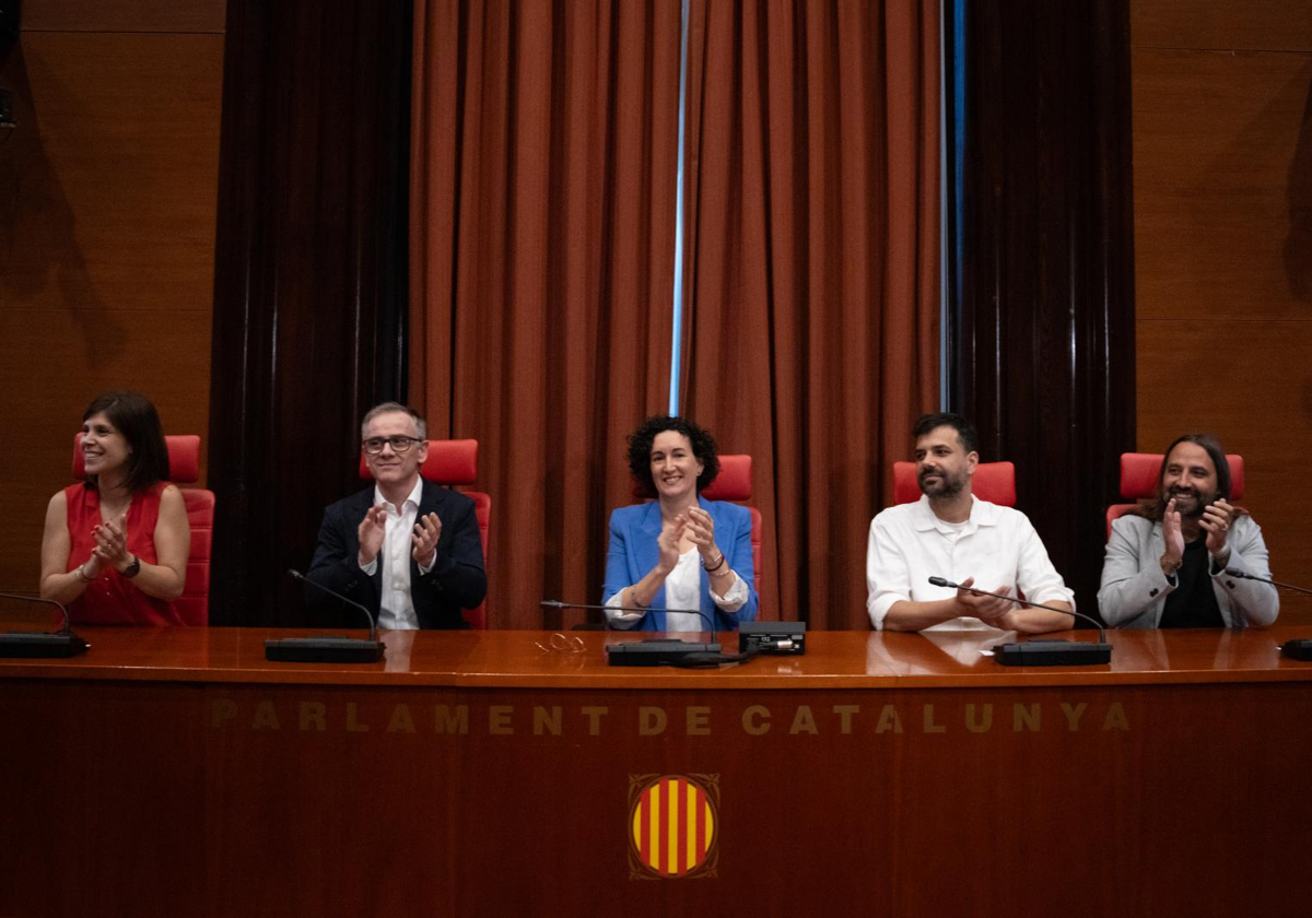 Marta Rovira, en el centro de la imagen, acompañando a la dirección del grupo parlamentario de ERC en el Parlamento de Cataluña, la semana pasada