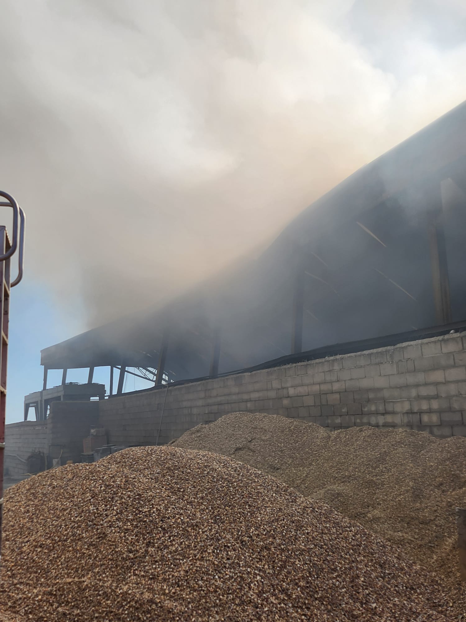 Las imágenes del secadero de jamones arrasado en Hinojosa del Duque por un incendio