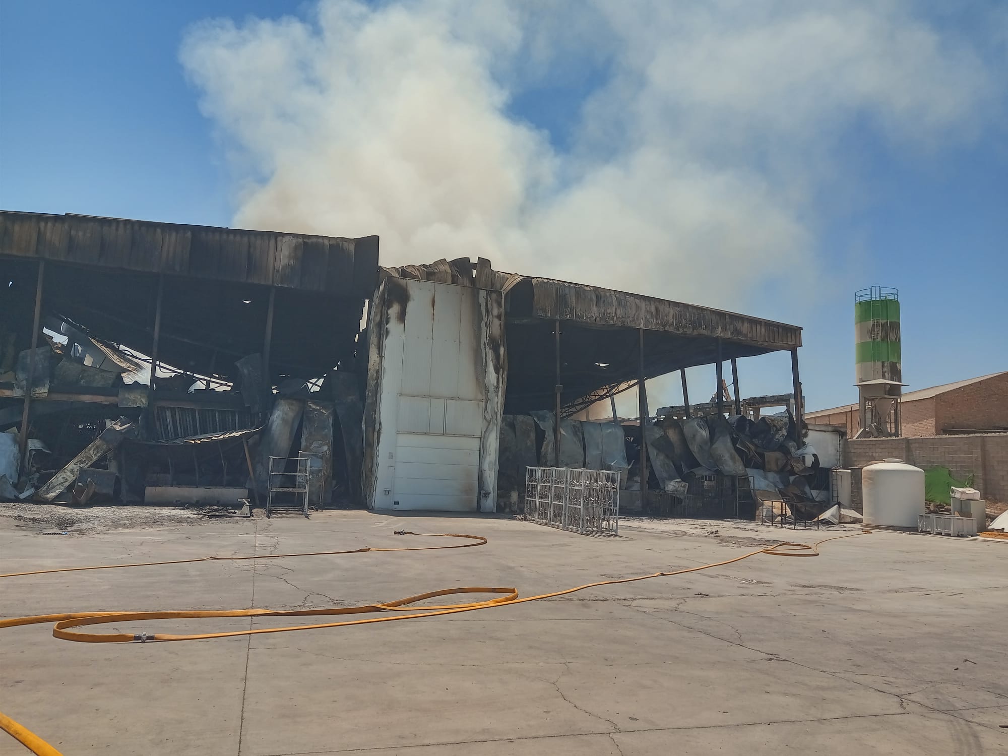 Las imágenes del secadero de jamones arrasado en Hinojosa del Duque por un incendio