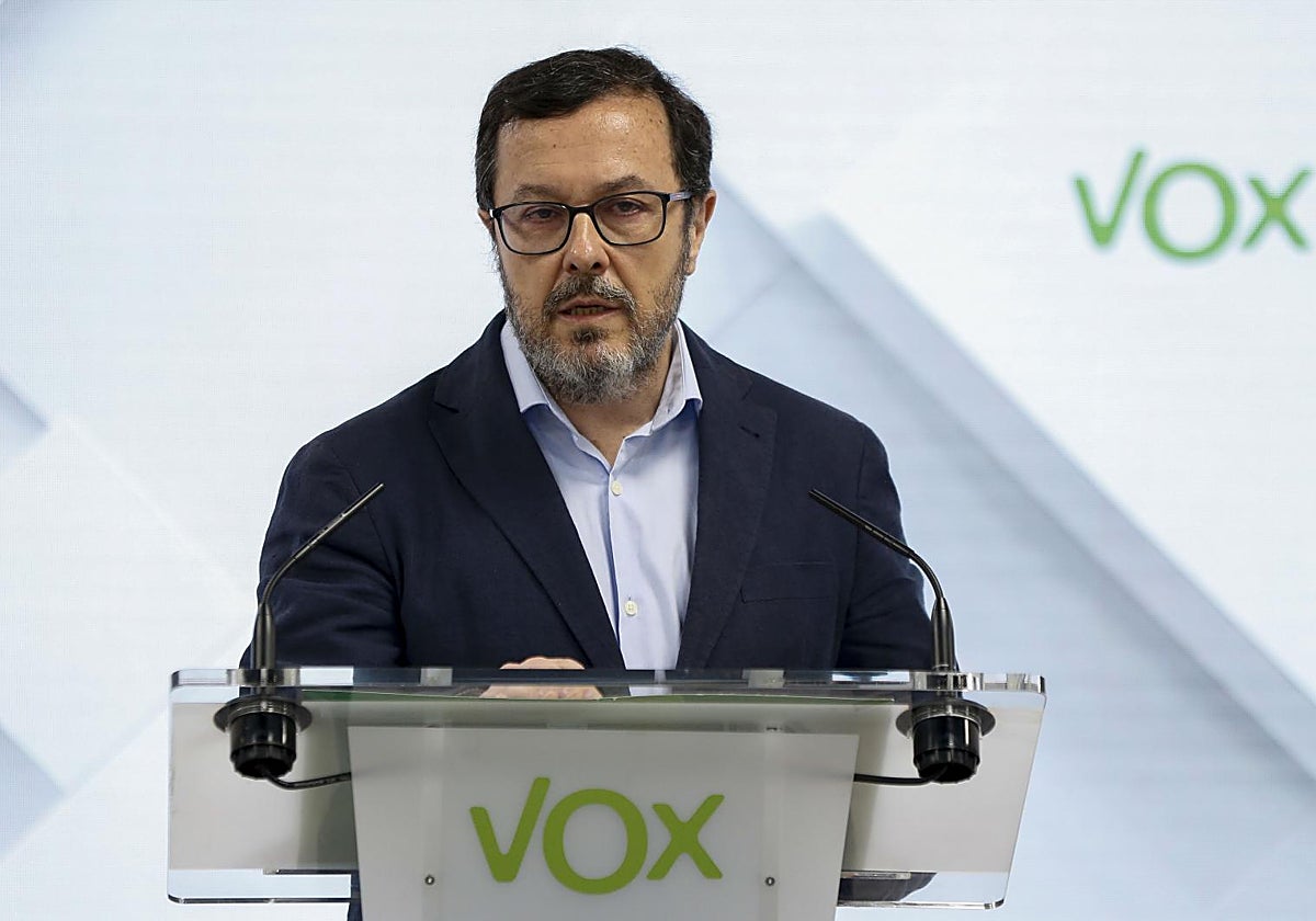 El portavoz de Vox, José Antonio Fúster, durante la rueda de prensa