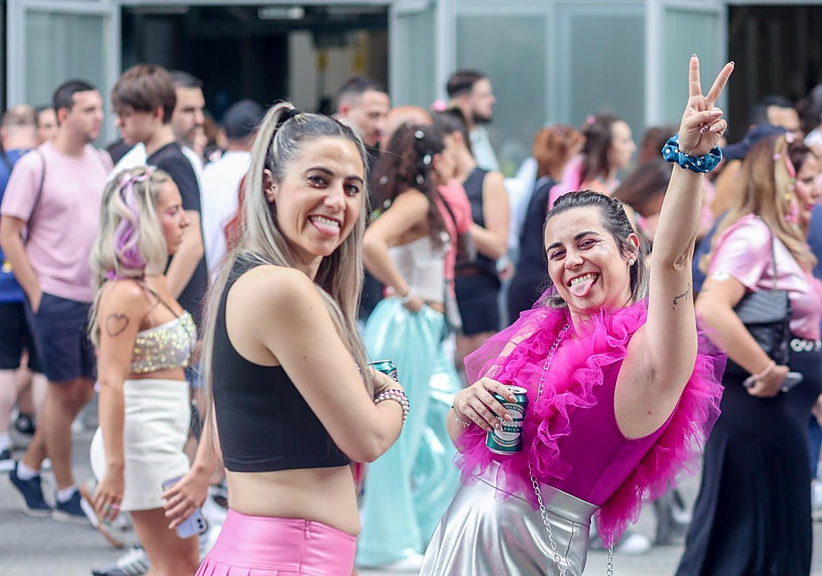 Ambiente en las puertas del Bernabéu con motivo del concierto de Karol G