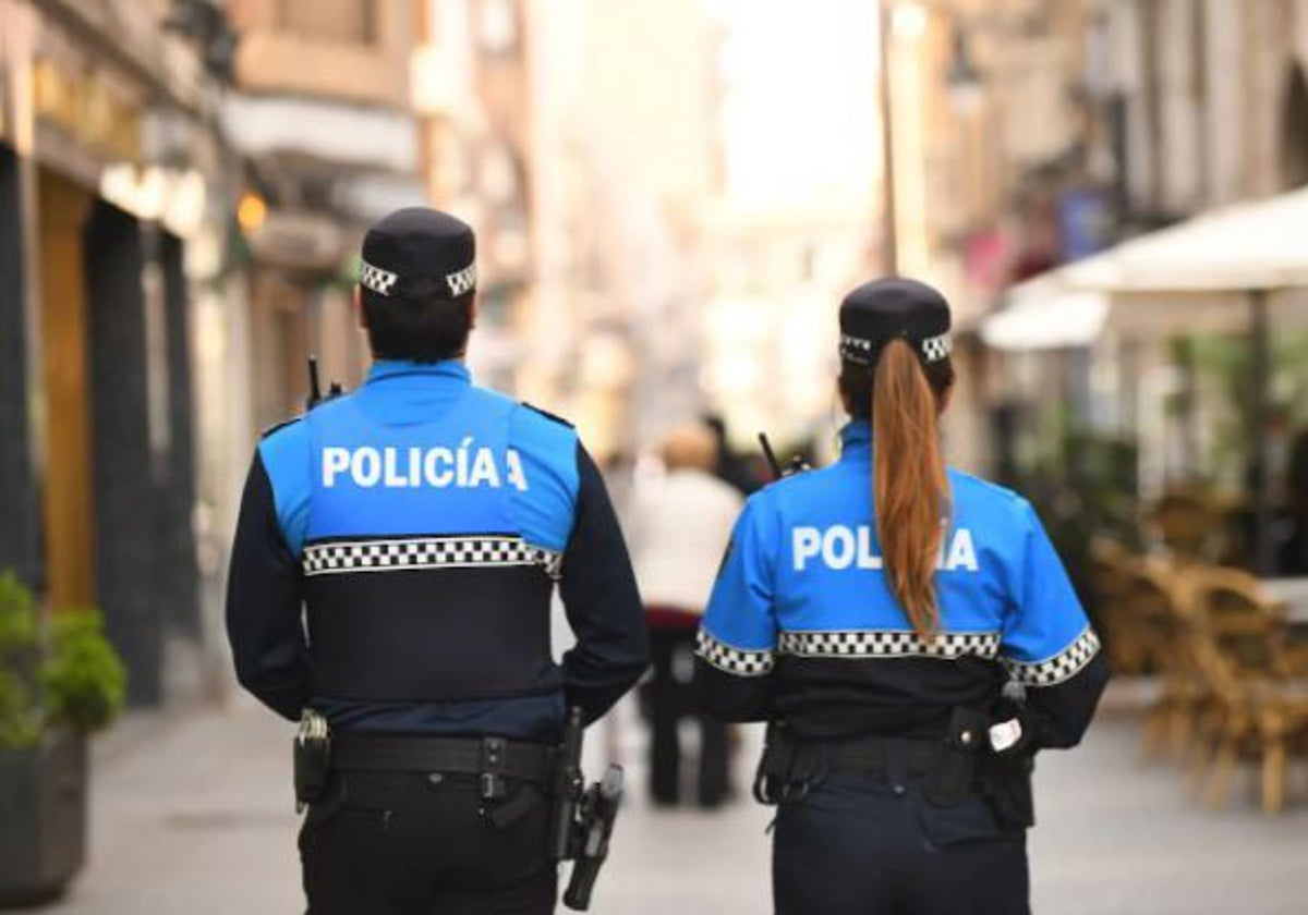 Dos agentes de la Policía Municipal de Valladolid, en una imagen de archivo