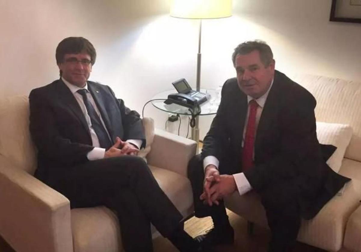 Carles Puigdemont junto a Víctor Terradellas, conseguidor internacional del expresidente catalán