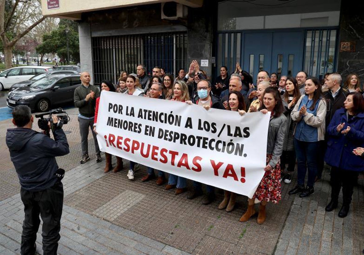 Trabajadores del Servicio de Protección de Menores en una protesta en su sede en 2023