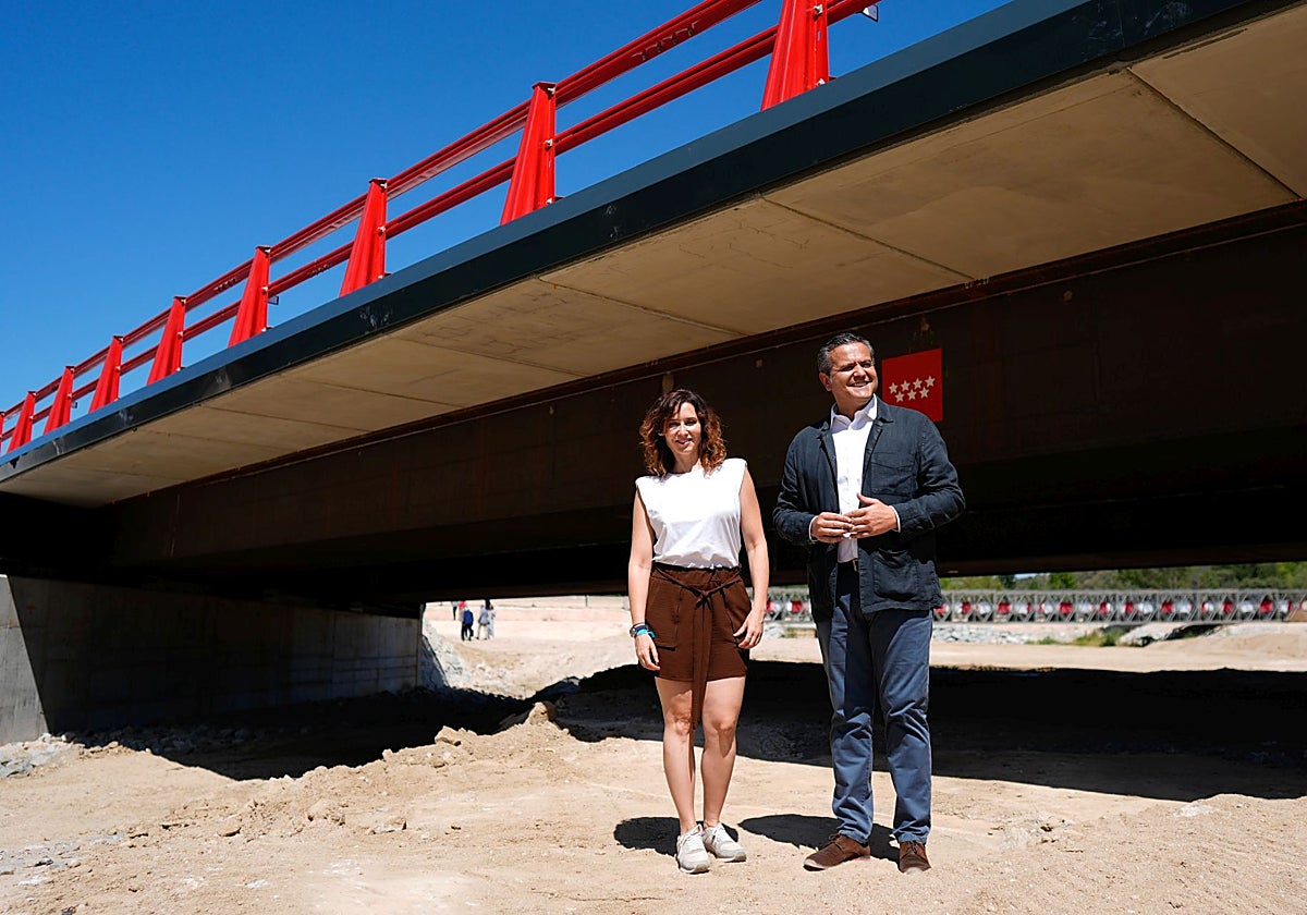 Isabel Díaz Ayuso junto con el Consejero de Transportes, Jorge Rodrigo, a los pies de unos de los puentes reconstruidos