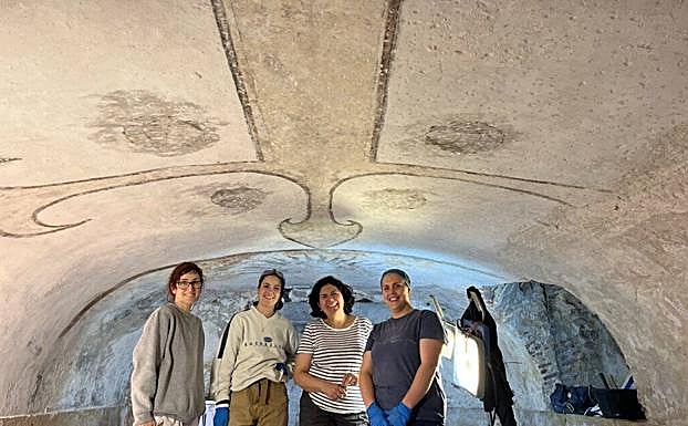 Las restauradoras, junto al hallazgo