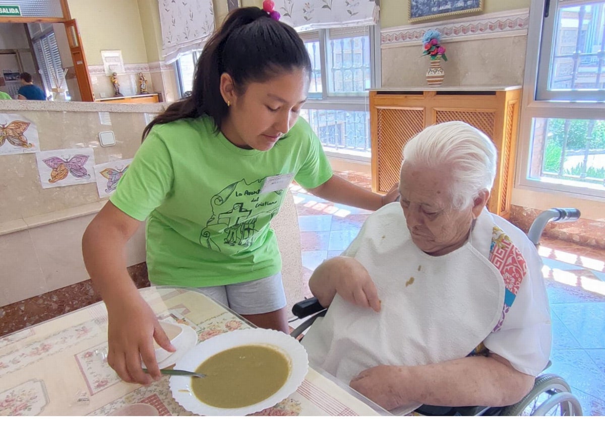 Niñas y jóvenes valencianas conviven con ancianos junto a las Hermanitas de los Desamparados