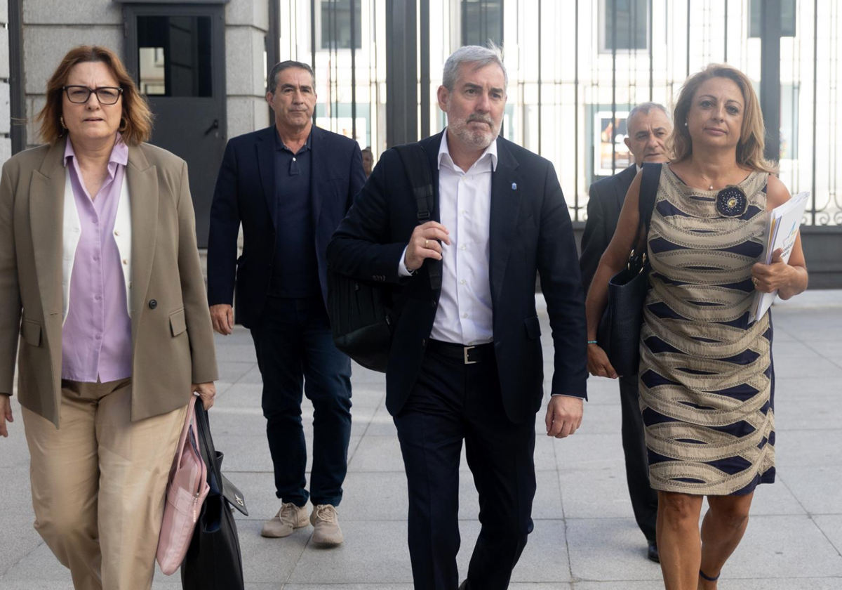 La consejera de Juventud, Infancia y Familias, Candelaria Delgado; el presidente canario, Fernando Clavijo y la diputada de CC Cristina Valido, entre otros miembros del partido, en su entrada al Congreso