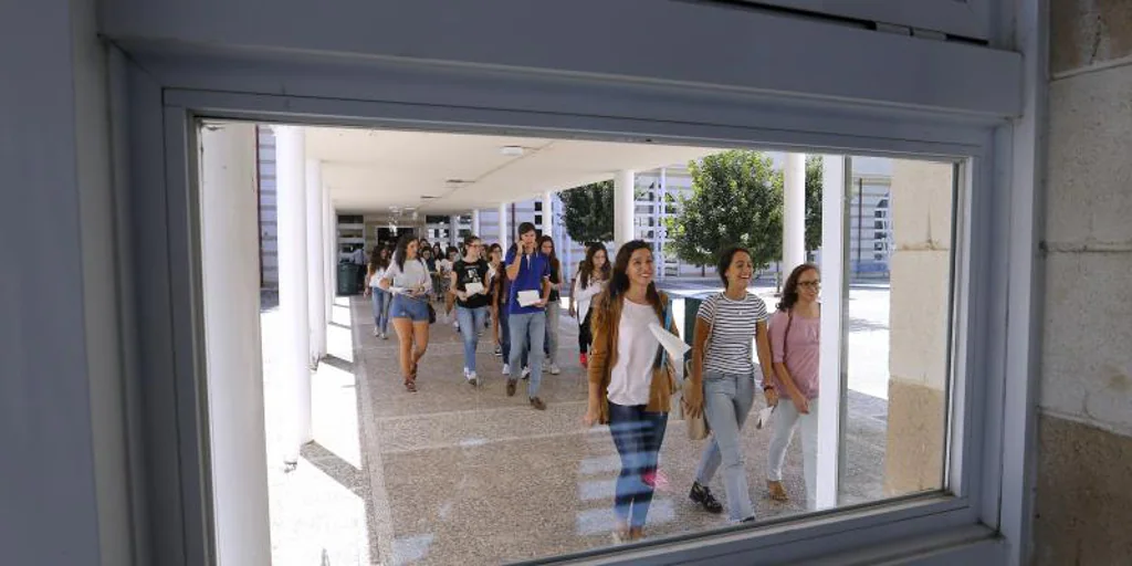La Junta de Andalucía complementa la beca Erasmus+ con hasta 473 euros mensuales