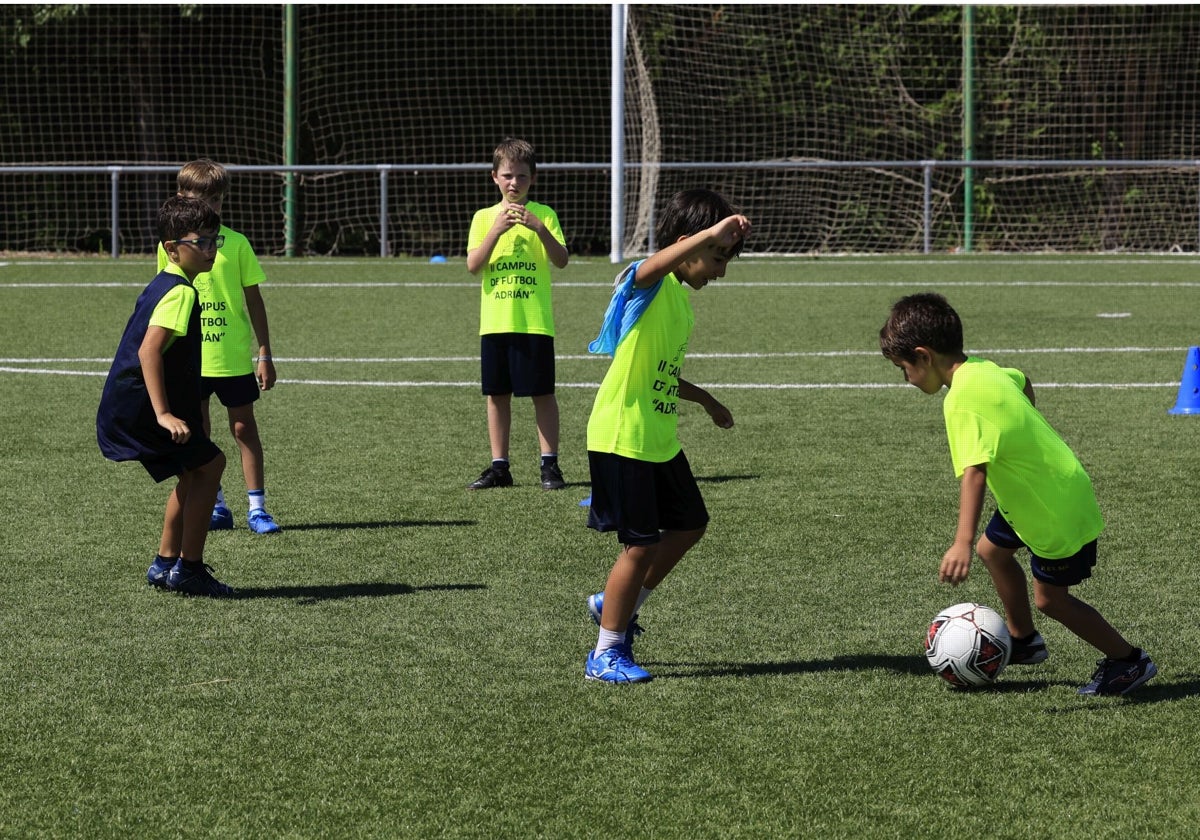 Chavales jugando al fútbol en el II 'Campus de Fútbol Adrián'