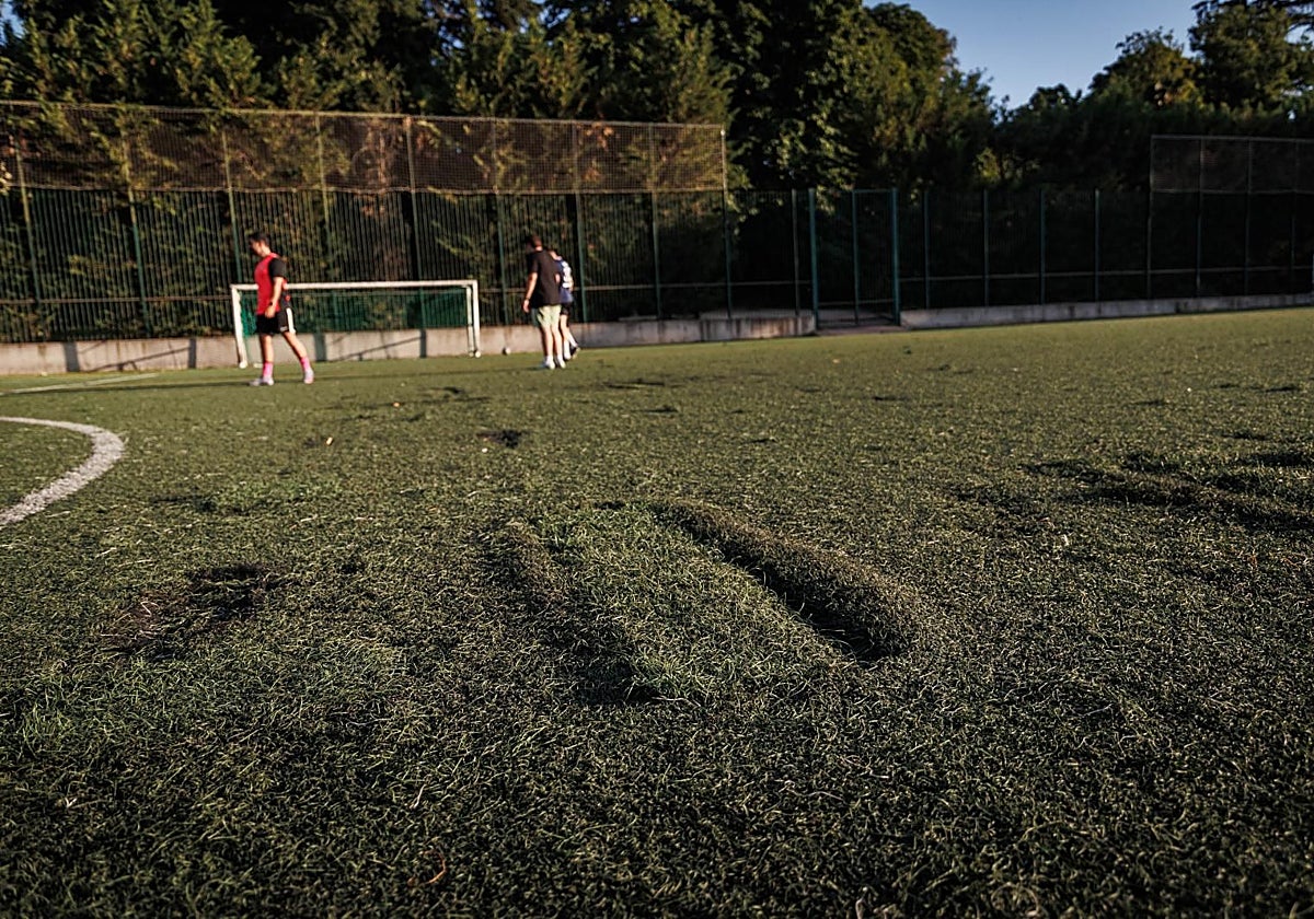 Desperfectos en la pista de fútbol del Centro Deportivo Municipal La Chopera en el Retiro