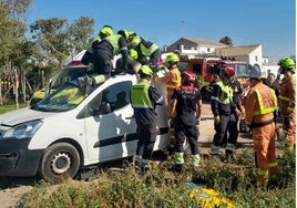 Atropella a un ciclista y se lo lleva enganchado en la baca del coche más de 300 metros
